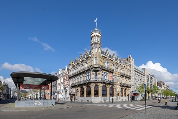 Amrâth Grand Hotel de l'Empereur in Maastricht, statig gebouw met torentje op de hoek.