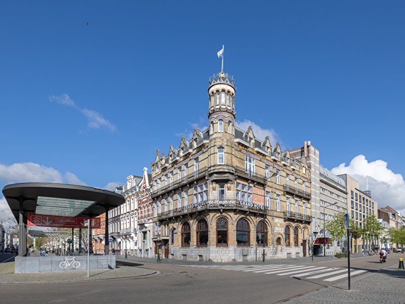 Amrâth Grand Hotel de l'Empereur in Maastricht, statig gebouw met torentje op de hoek.