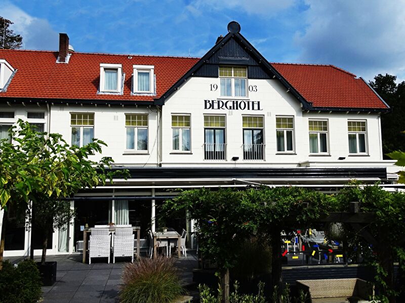 Vooraanzicht van Amrâth Berghotel Amersfoort met terras. 4-sterren hotel in Amersfoort sinds 1903.