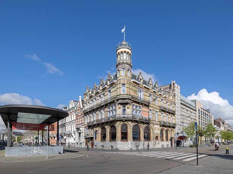 Amrâth Grand Hotel de l'Empereur in Maastricht, statig gebouw met torentje op de hoek.