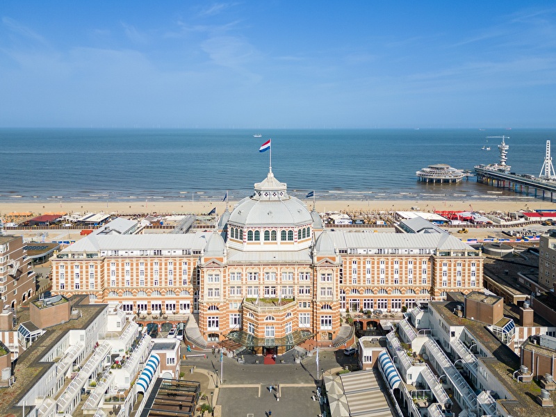 Grand Hotel Amrâth Kurhaus in Scheveningen, aan het strand. Met Nederlandse vlag op de koepel.