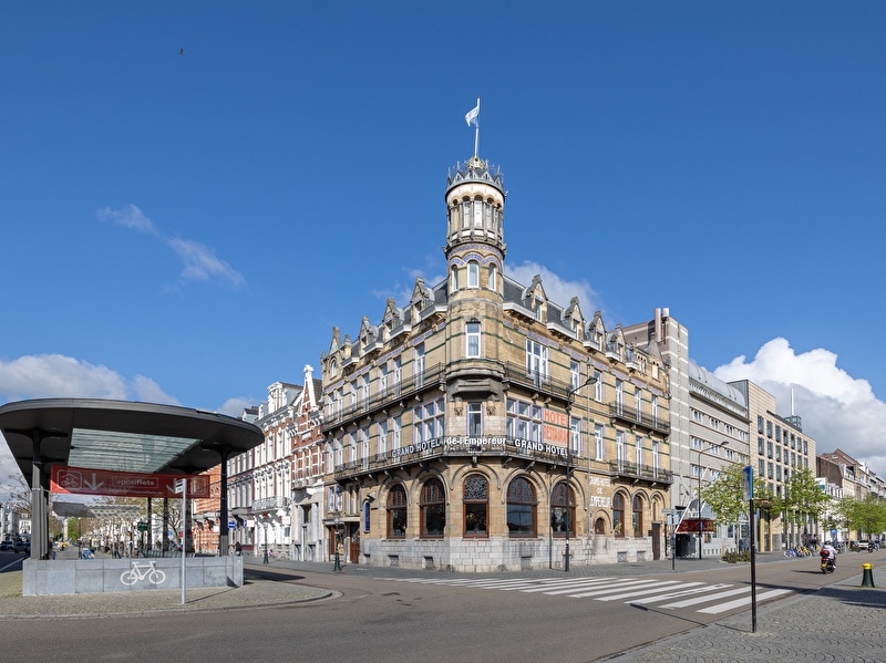 Amrâth Grand Hotel de l'Empereur in Maastricht, stately building with a turret on the corner.