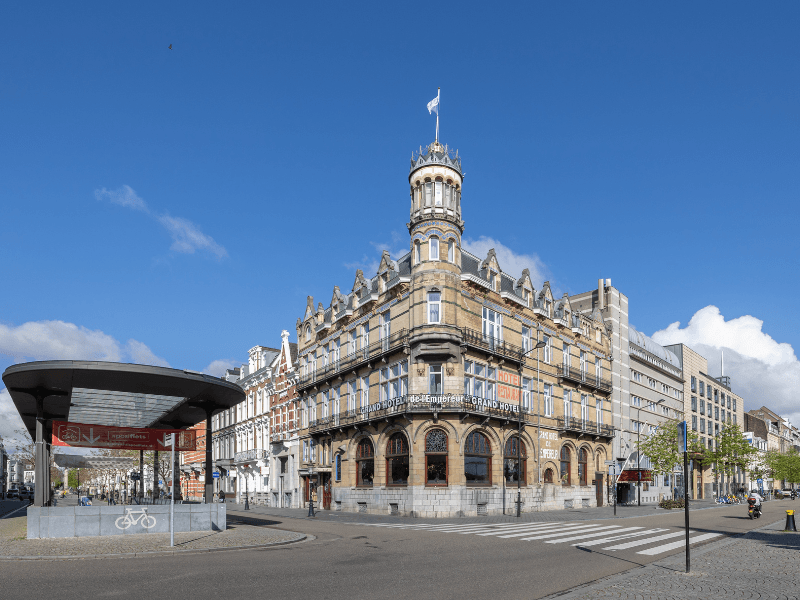 Amrâth Grand Hotel de l'Empereur in Maastricht, statig gebouw met torentje op de hoek.