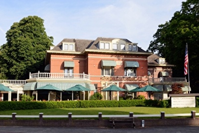 Amrâth Hotel Lapershoek Arenapark, a charming villa with green awnings.