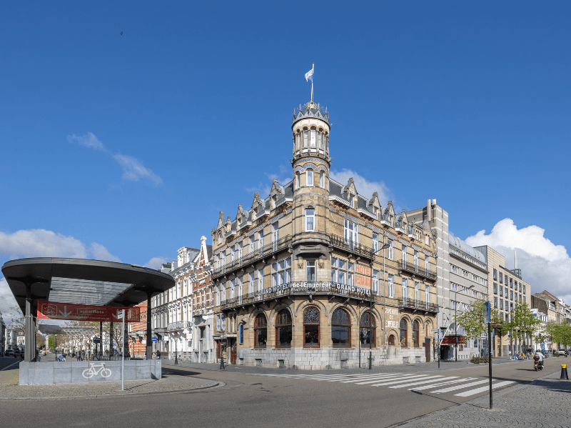 Amrâth Grand Hotel de l'Empereur in Maastricht, statig gebouw met torentje op de hoek.