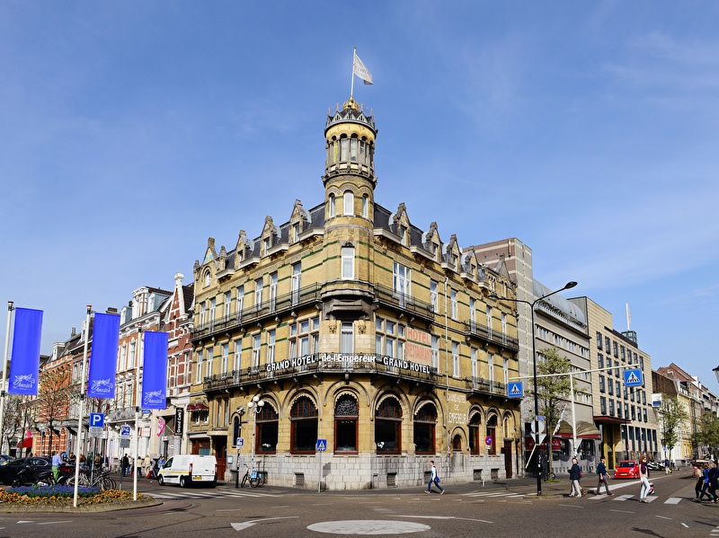 Voorgevel van Amrâth Grand Hotel de l’Empereur in Maastricht met torentje, historische architectuur en herkenbare hoekligging.