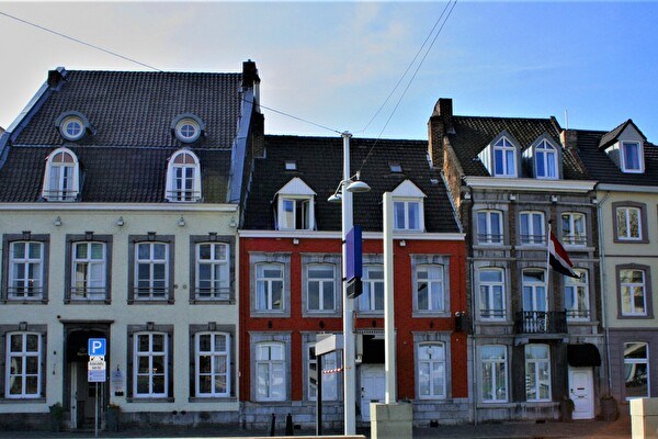 Voorgevel van Amrâth Hotel Bigarré in Maastricht, bestaande uit vier karakteristieke herenhuizen met sierlijke gevels en hoge ramen.