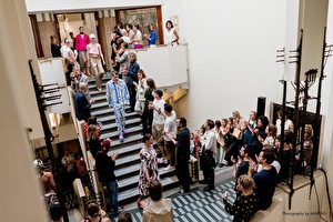 Grand Hotel Amrâth Amsterdam decor fashion show MARTAN met prêt-à-porter lijn van hotellinnen en restauranttafelkleden; bijzondere kick-off Amsterdam Fashion Week