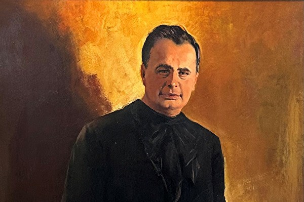 Gerestaureerd portret van Jean-Louis Pisuisse, vermoorde zangercabaretier, met donkere kleding en warme achtergrondkleuren. 